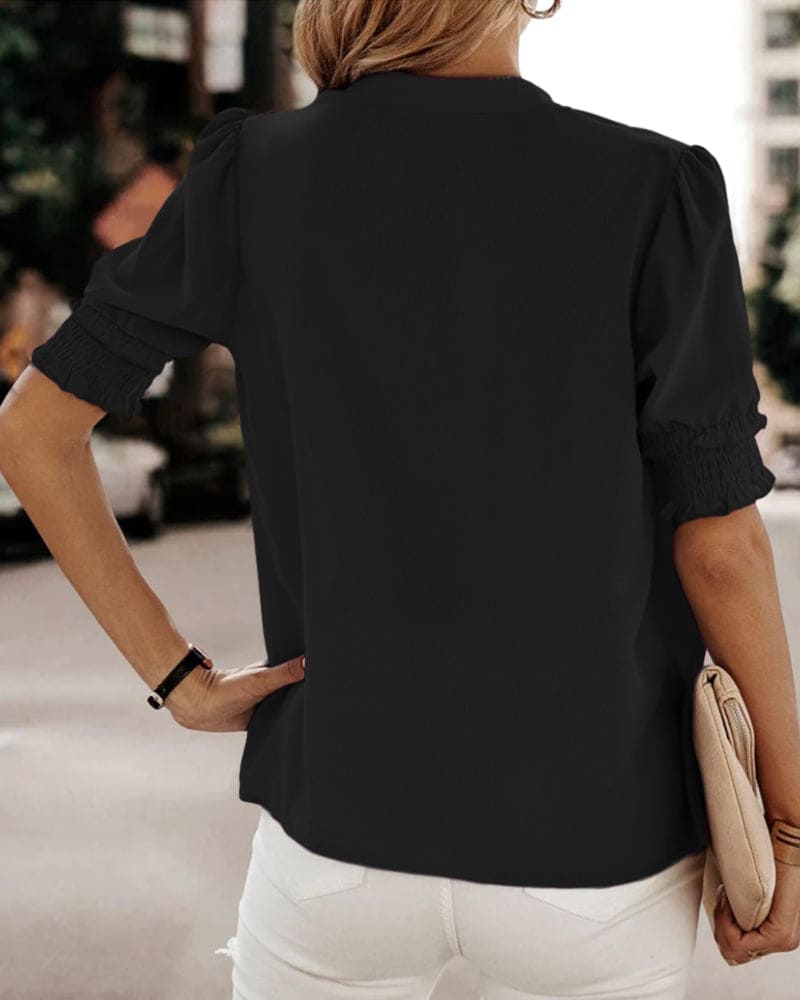 Stijl en comfort komen samen met deze kortemouwentop met een elegante V-hals, perfect voor diverse gelegenheden. De top is een tijdloze aanvulling op elke outfit, of je nu voor een formele of casual look gaat. Klassieke V-hals voor een stijlvolle uitstraling, comfortabele korte mouwen bieden bewegingsvrijheid, en hoogwaardige stof staat garant voor duurzaamheid en draagcomfort. Maattabel beschikbaar voor borst, mouw en lengte.