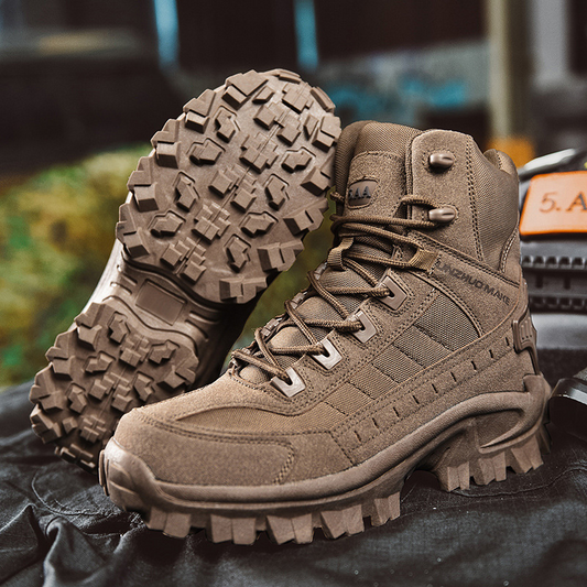 Stap vol vertrouwen de koude dagen tegemoet met deze stoere militaire winterlaarzen voor dames, genaamd Femke. Gemaakt van pluche en katoen voor ultieme warmte en comfort, met een stevige constructie, luxe voering, uitstekende grip en ondersteuning - ideaal voor stedentrips en stevige wandelingen tijdens de wintermaanden.