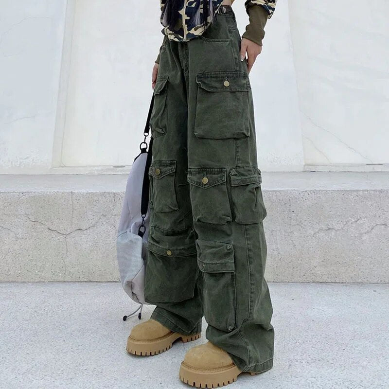 Fenna | Stijlvolle Multi-Pocket Cargo Broek in de kleur Groen voor dames in Outdoor stijl geschikt voor alle seizoenen.