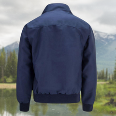 Stoer Harrington jasje, perfect voor een trendy look. Inclusief ingewerkte schoudernaden, praktische zakken, geribbelde manchetten en zoom, meerlaagse voering, ontspannen pasvorm en omgeslagen kraag voor veelzijdige uitstraling.