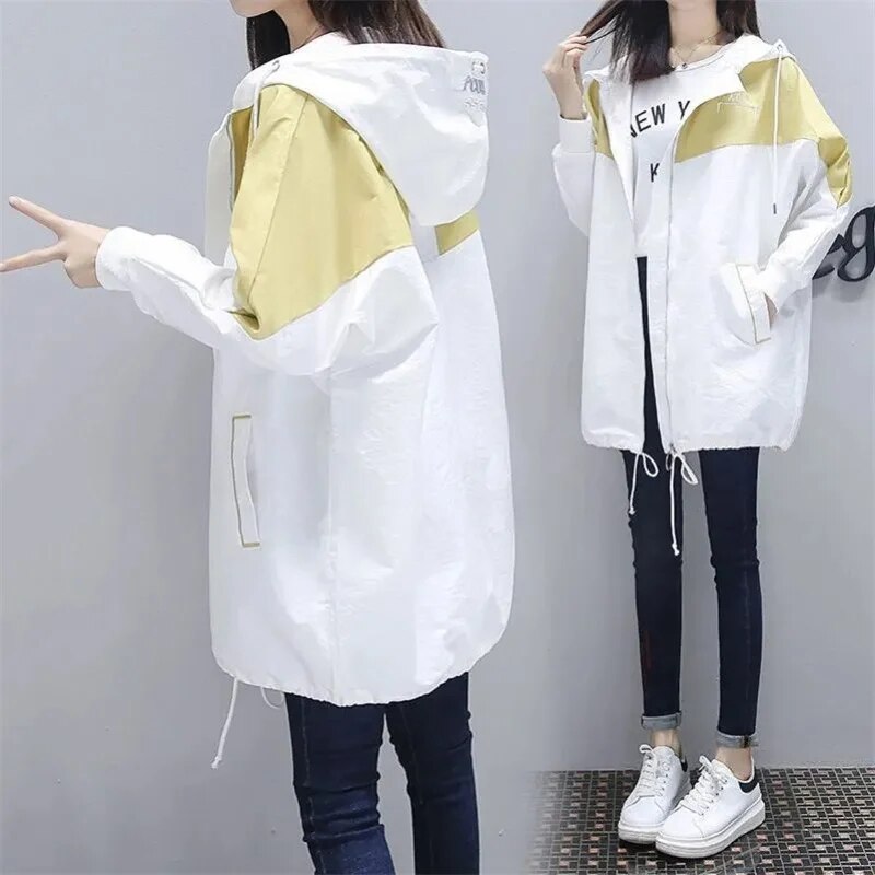 Jasmijn | Lichtgewicht capuchon lang jas voor vrouwen in de kleur Geel voor dames in stijl ideaal voor de herfst.
