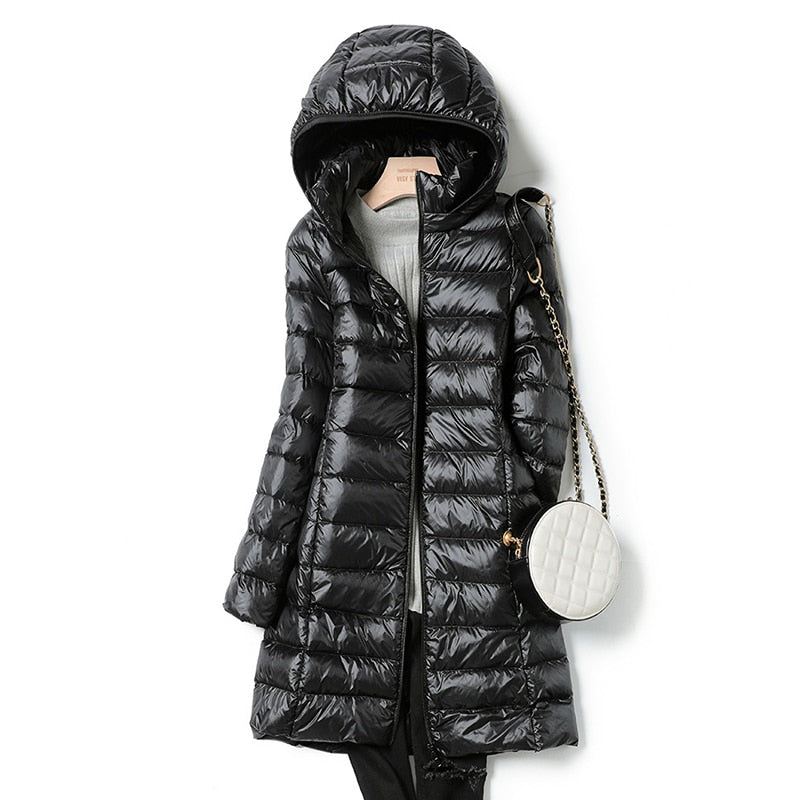 Kim | Dames lichtgewicht donsjack met capuchon in de kleur Zwart voor dames in stijl ideaal voor de herfst.