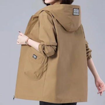 Kimberly | Lange lentejas met capuchon in de kleur Khaki voor dames in stijl ideaal voor de lente.
