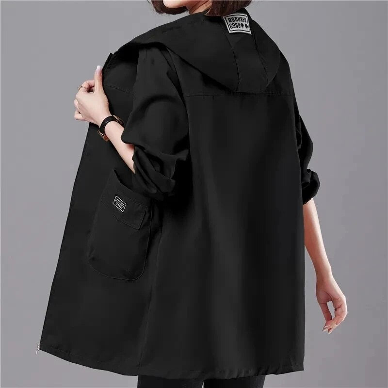 Kimberly | Lange lentejas met capuchon in de kleur Zwart voor dames in stijl ideaal voor de lente.