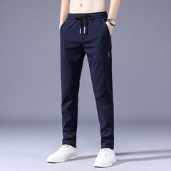 Dunne en elastische heren joggingbroek in effen kleur. Biedt ultiem comfort en een stijlvolle uitstraling, perfect voor diverse gelegenheden. Gemaakt van dun en elastisch materiaal voor een comfortabele pasvorm, en voorzien van een effen kleur voor een tijdloze uitstraling. Maattabel beschikbaar voor verschillende maten.