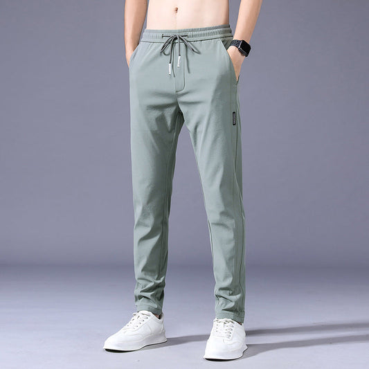 Dunne en elastische heren joggingbroek in effen kleur. Biedt ultiem comfort en een stijlvolle uitstraling, perfect voor diverse gelegenheden. Gemaakt van dun en elastisch materiaal voor een comfortabele pasvorm, en voorzien van een effen kleur voor een tijdloze uitstraling. Maattabel beschikbaar voor verschillende maten.