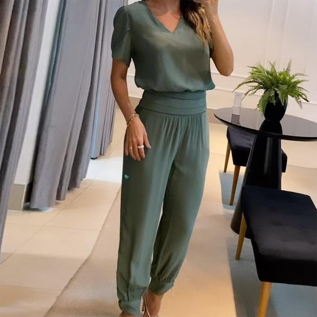 Stijlvolle bedrukte jumpsuit, perfect voor een trendy en modieuze uitstraling. Deze jumpsuit heeft een trendy print, relaxte pasvorm, wijde pijpen, V-hals en strikdetail voor een vleugje elegantie. Geschikt voor diverse gelegenheden. Maattabel beschikbaar.