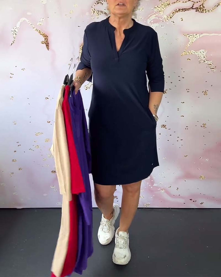 Laurynn | Jurk in effen kleur met V-hals in de kleur Marineblauw voor dames in Formal stijl ideaal voor de lente.