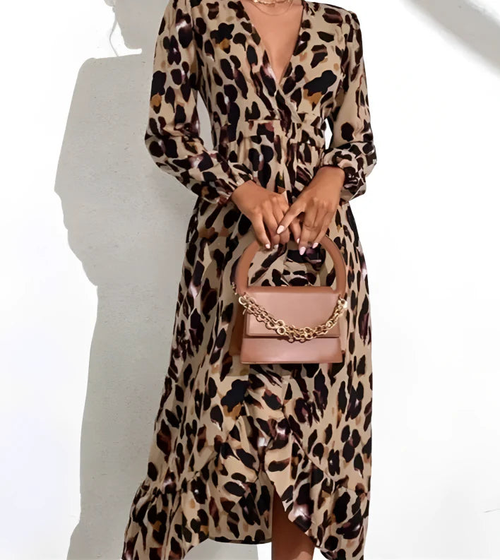 Leila | V-hals jurk met luipaardprint in de kleur Luipaard voor dames in stijl ideaal voor de lente.
