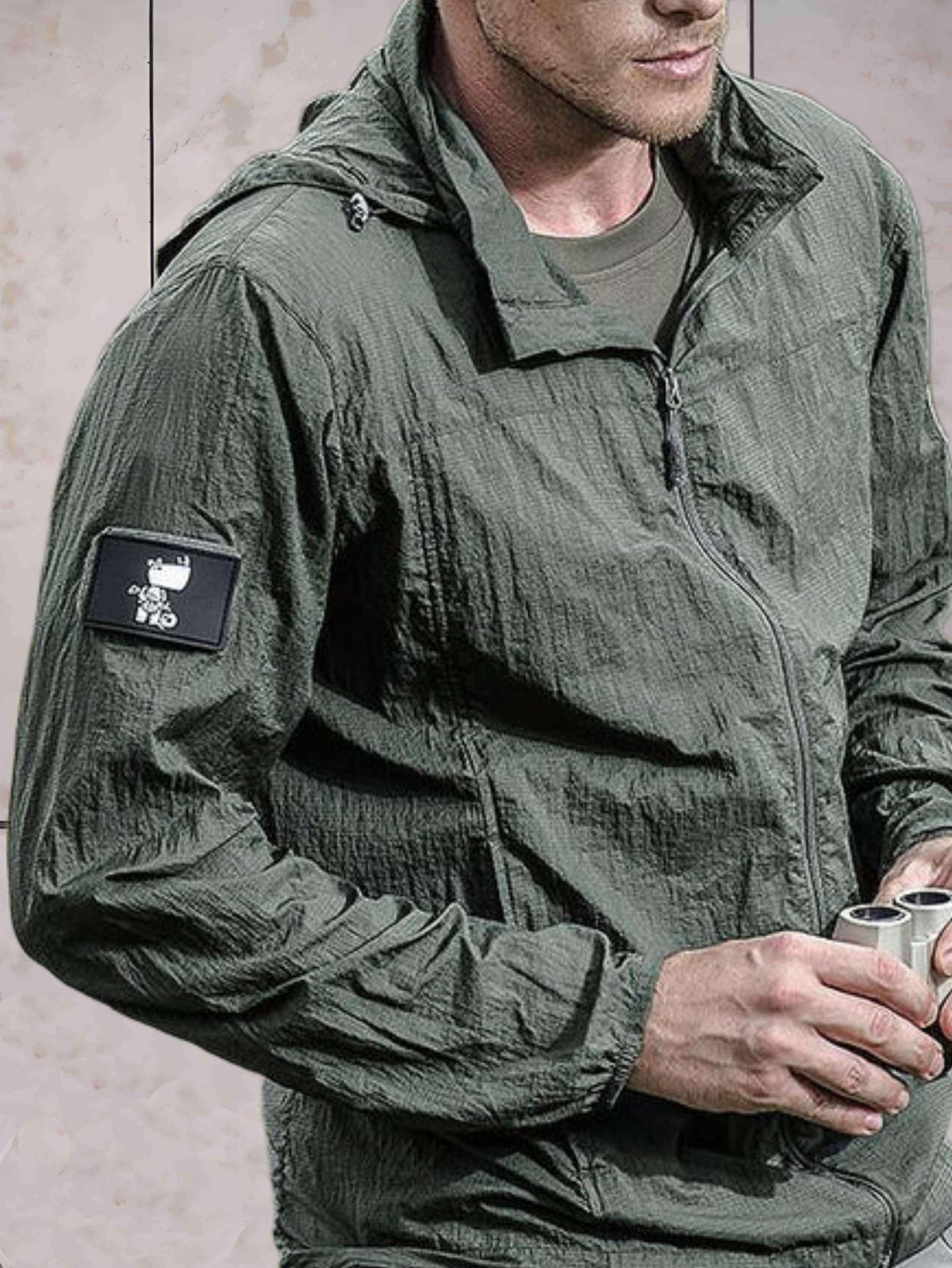 Liam | Lichtgewicht waterdicht jack met capuchon en ritssluiting in de kleur Khaki voor heren in Outdoor stijl ideaal voor de herfst.