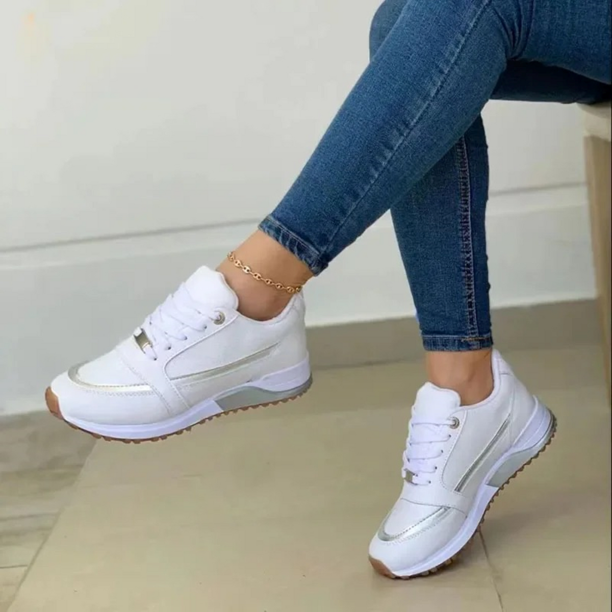 Liv | Sportieve leren damesschoenen met zachte witte zool in de kleur Blauw voor dames in Lounge stijl geschikt voor alle seizoenen.