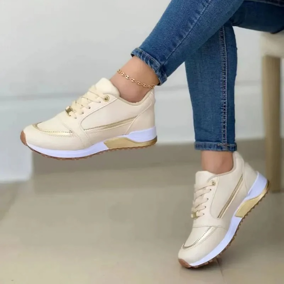Liv | Sportieve leren damesschoenen met zachte witte zool in de kleur Lichtbruin voor dames in Lounge stijl geschikt voor alle seizoenen.