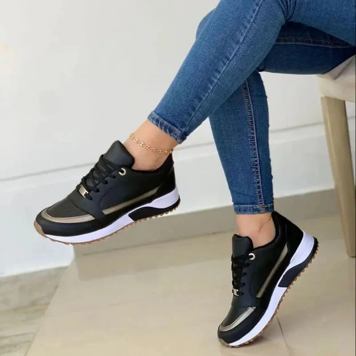 Liv | Sportieve leren damesschoenen met zachte witte zool in de kleur Zwart voor dames in Lounge stijl geschikt voor alle seizoenen.