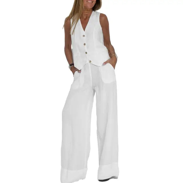 Stijlvolle en trendy set bestaande uit een losvallend vest en bijpassende broek. Gemaakt van hoogwaardige materialen voor ultiem comfort en een relaxte uitstraling. Verkrijgbaar in diverse kleuren en maten.
