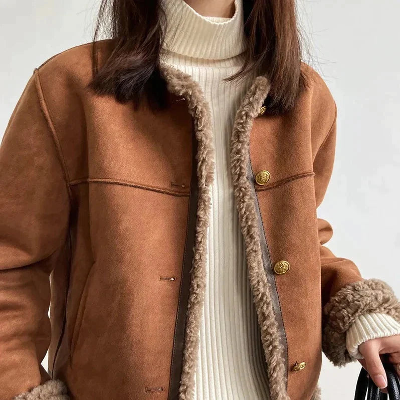 Lola | Luxe fleece jas in de kleur Bruin voor dames in stijl ideaal voor de herfst.