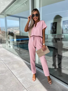 Korte jumpsuit - een perfecte combinatie van stijl en comfort. Deze veelzijdige jumpsuit heeft op maat gemaakte korte mouwen en een flatterende pasvorm voor elk figuur, gemaakt van hoogwaardig, lichtgewicht materiaal voor ultiem comfort.