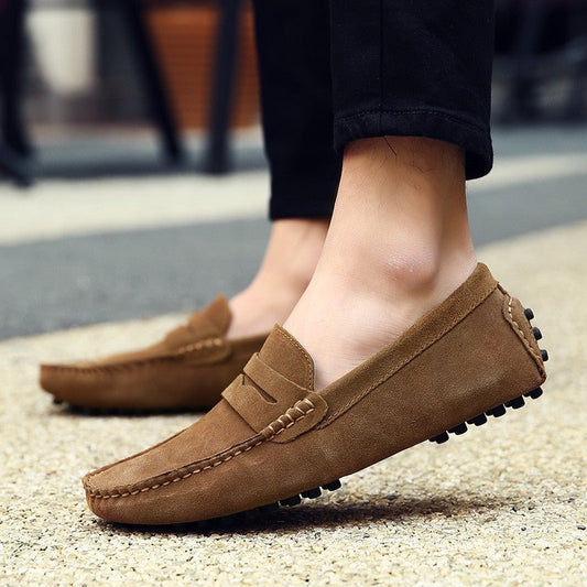 Luca | Slipvrije Italiaanse mannen instap loafers van suede en rubber in de kleur Bruin voor heren in Heritage stijl ideaal voor de lente.