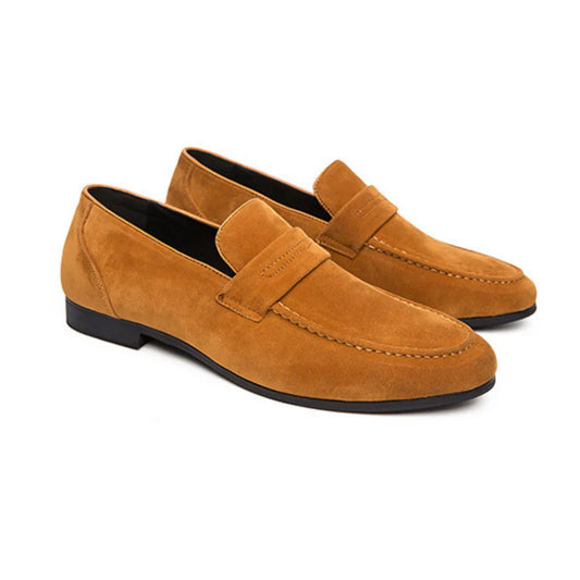 Luca | Suède instappers voor heren in de kleur Caramel voor heren in Heritage stijl geschikt voor alle seizoenen.