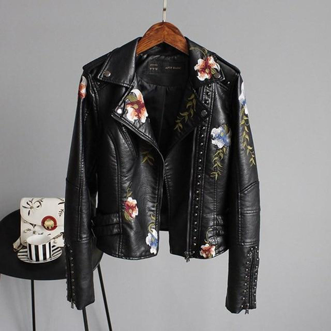 Maartje | Vrouwenjack met bloemen in de kleur Zwart voor dames in stijl geschikt voor alle seizoenen.