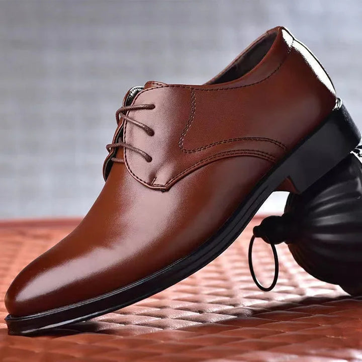 Matthijs | Grote formele lakschoenen in de kleur Zwart voor heren in stijl geschikt voor alle seizoenen.