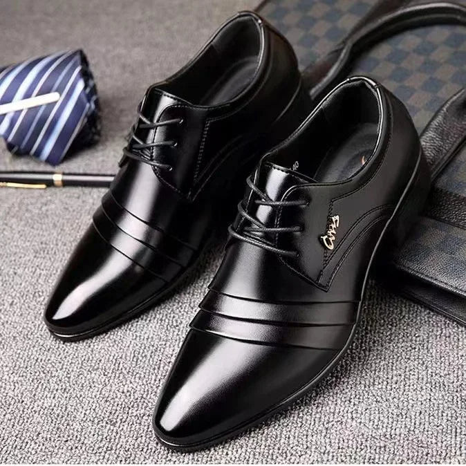 Matthijs | Grote formele lakschoenen in de kleur Zwart voor heren in stijl geschikt voor alle seizoenen.