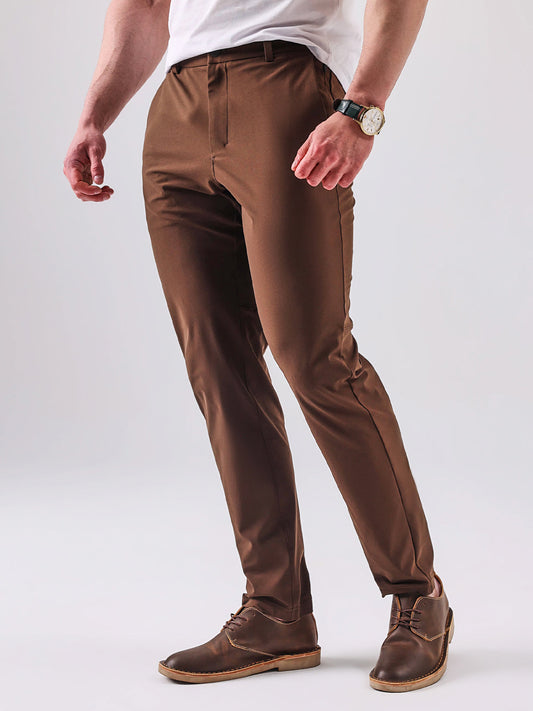 Mike | Slanke broek in de kleur Donkerbruin voor heren in stijl geschikt voor alle seizoenen.