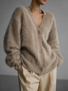 Zacht en fluffy vest uit onze betoverende Mila collectie. Dit vest combineert comfort en stijl in een trendy ontwerp dat zowel je lichaam als geest omarmt. Met zachte stoffen en een modieuze uitstraling zorgt dit vest voor warmte en elegantie in elke situatie. Perfect voor elke gelegenheid. Maattabel beschikbaar.