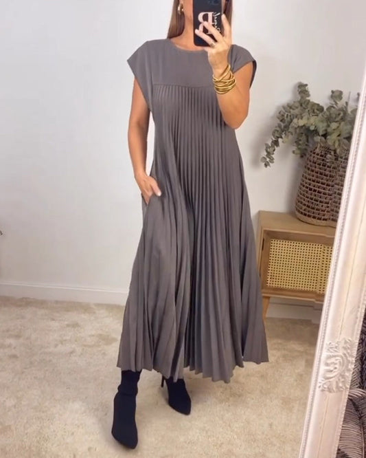 Mouwloze geplooide eenvoudige effen kleur jurk in de kleur Grijs voor dames in stijl ideaal voor de herfst.