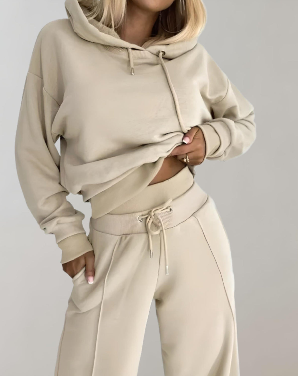 Nina | 2-delige set: trui met capuchon en broek met wijde pijpen in de kleur Beige voor dames in stijl ideaal voor de lente.