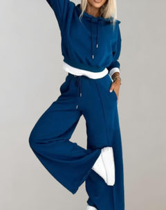 Nina | 2-delige set: trui met capuchon en broek met wijde pijpen in de kleur Blauw voor dames in stijl ideaal voor de lente.