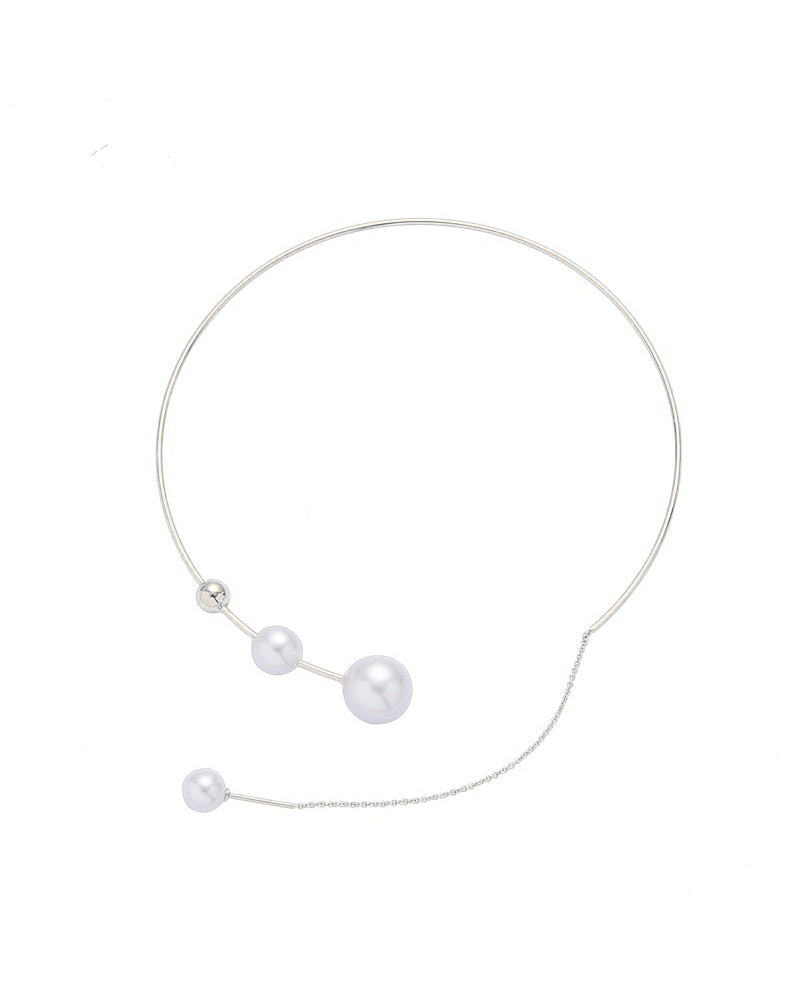 Nina | Claviculeketting met nep parel in de kleur Zilver voor dames in stijl geschikt voor alle seizoenen.