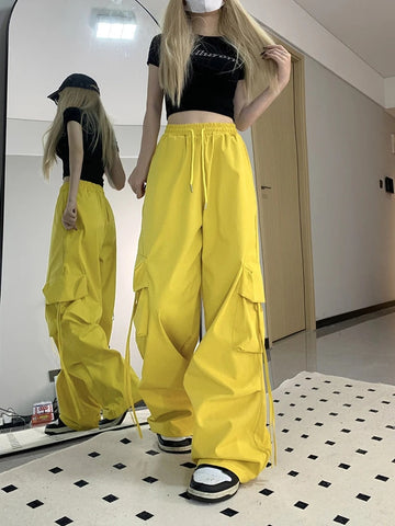 Samantha | Cargo broek streetwear stijl in de kleur Geel voor dames in Outdoor stijl ideaal voor de lente.