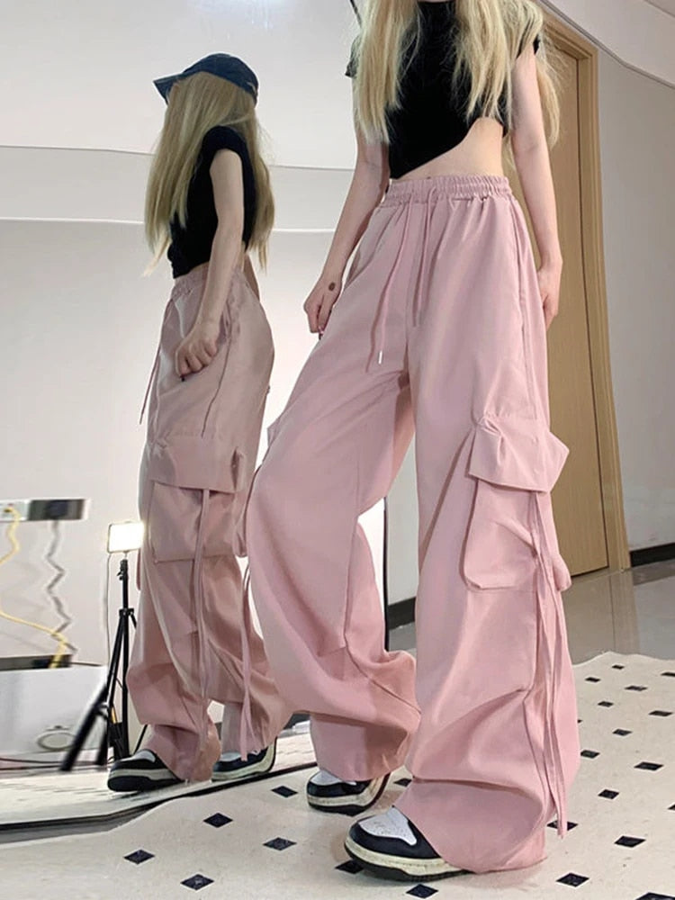 Samantha | Cargo broek streetwear stijl in de kleur Roze voor dames in Outdoor stijl ideaal voor de lente.