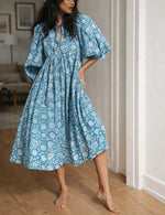 Jurk met bloemen en V-hals