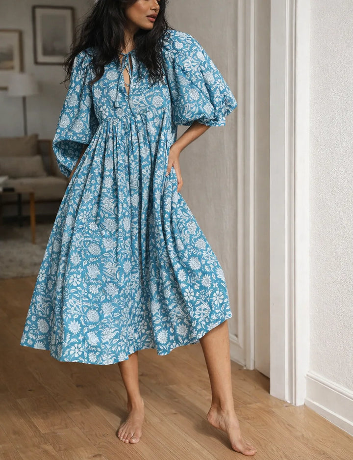 Jurk met bloemen en V-hals