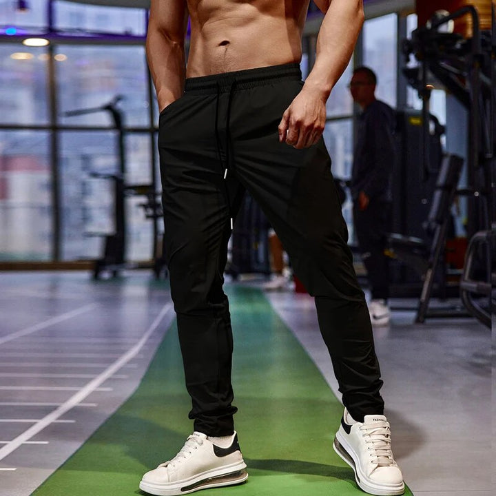 Sébastiaan | Ademende & sneldrogende sportbroek in de kleur Zwart voor heren in Lounge stijl geschikt voor alle seizoenen.