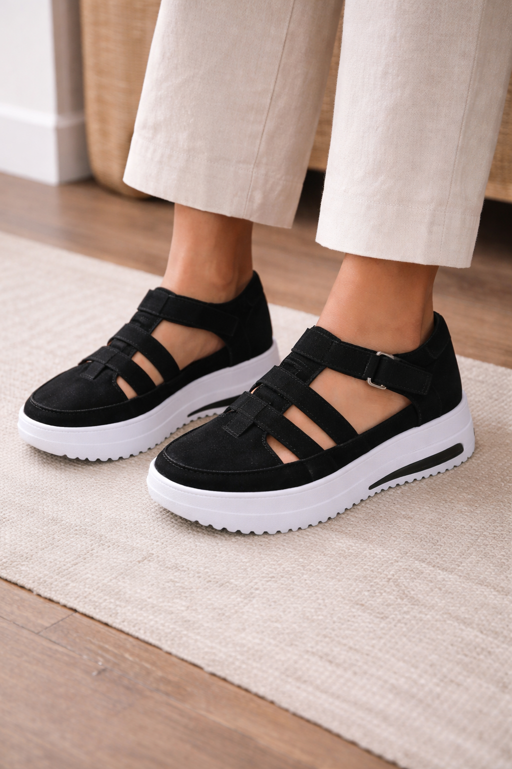 Buty na platformie z wycięciami