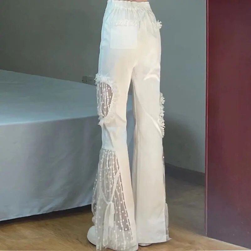 Viola | Flared broek | Hoge taille | Kantdetails in de kleur Wit voor in stijl ideaal voor de lente.