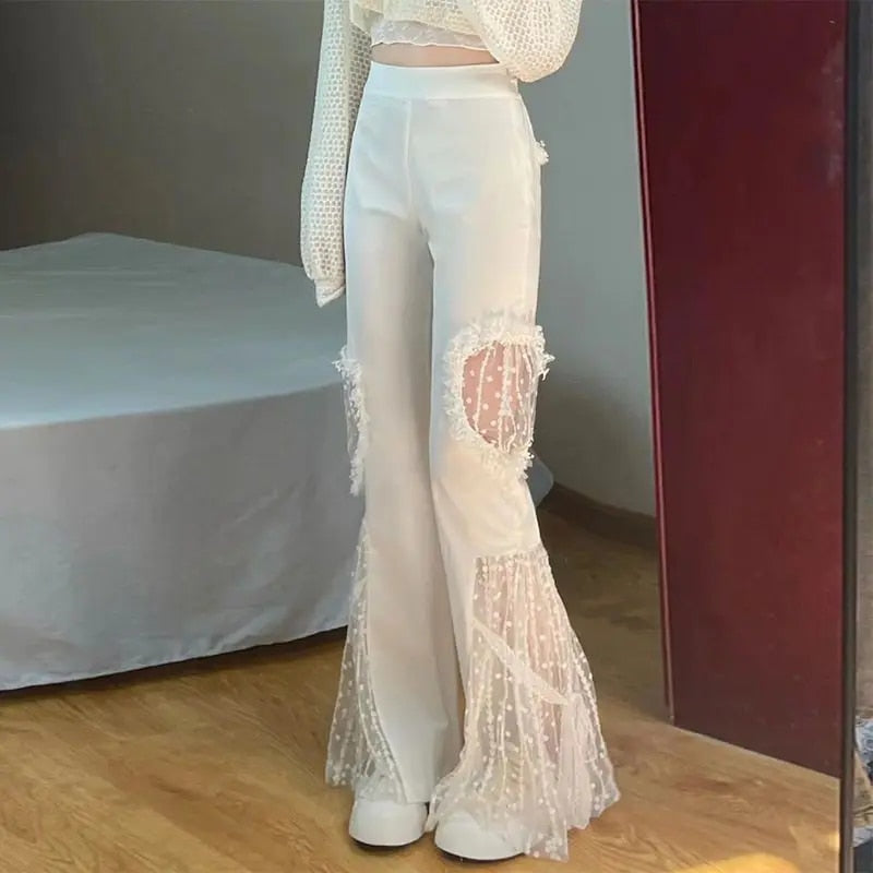 Viola | Flared broek | Hoge taille | Kantdetails in de kleur Wit voor in stijl ideaal voor de lente.