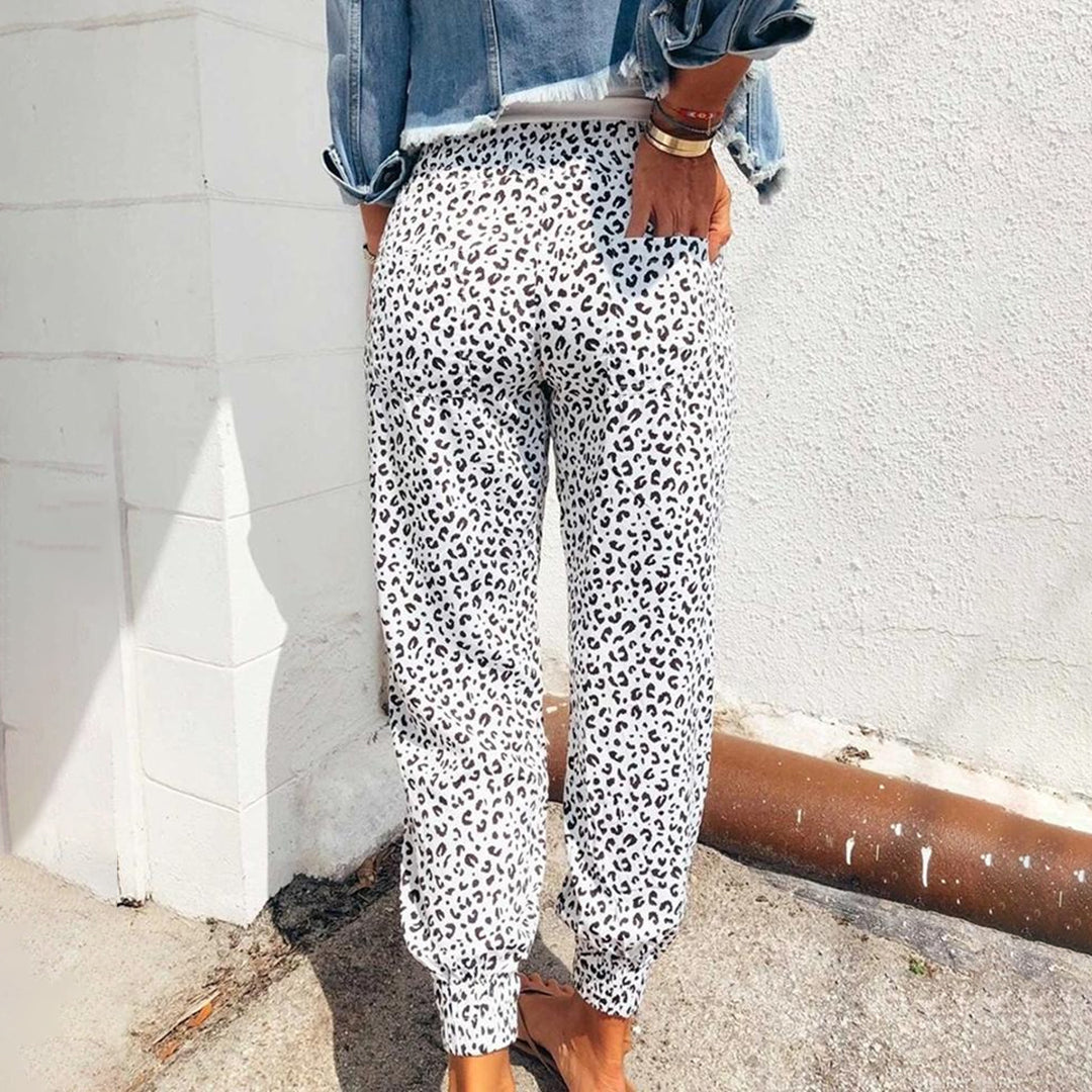 Xandra | Damesbroek met luipaardprint in de kleur Luipaard Wit voor dames in stijl ideaal voor de lente.