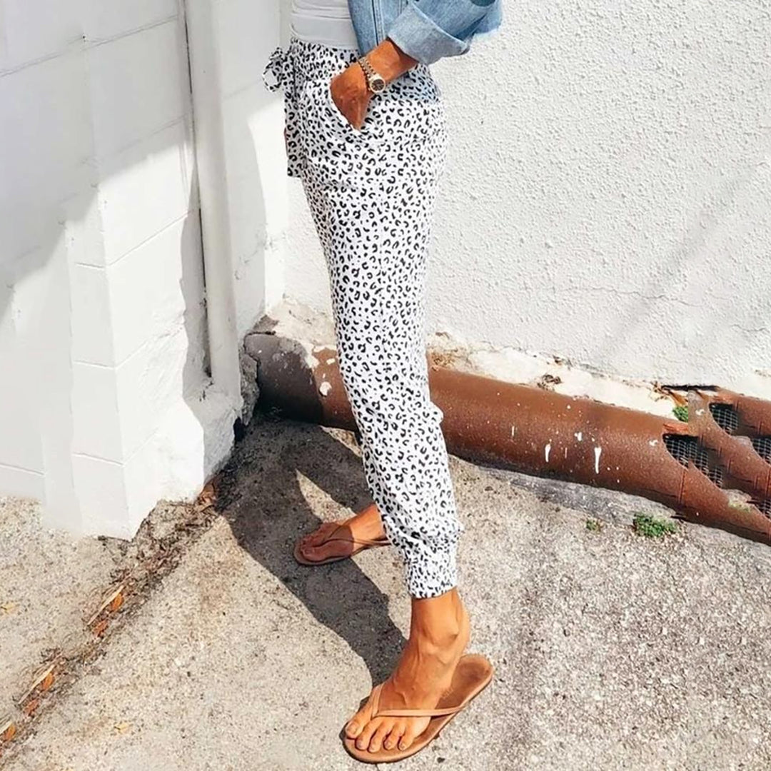 Xandra | Damesbroek met luipaardprint in de kleur Luipaard Wit voor dames in stijl ideaal voor de lente.