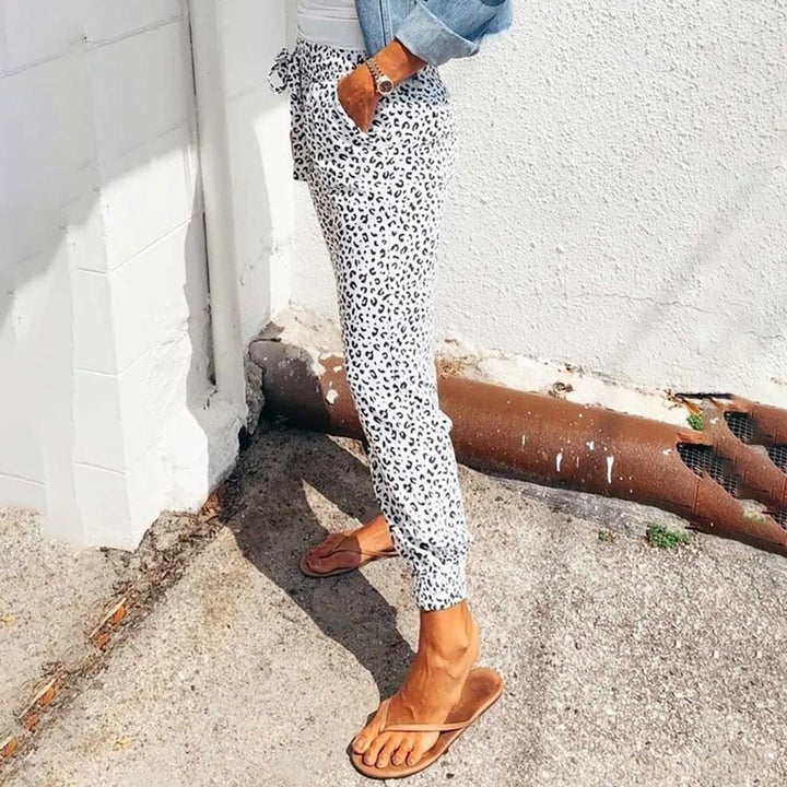 Xandra | Damesbroek met luipaardprint in de kleur Luipaard Wit voor dames in stijl ideaal voor de lente.