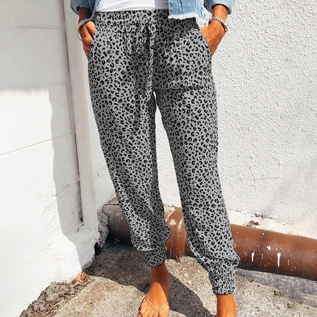 Xandra | Damesbroek met luipaardprint in de kleur Luipaard Grijs voor dames in stijl ideaal voor de lente.