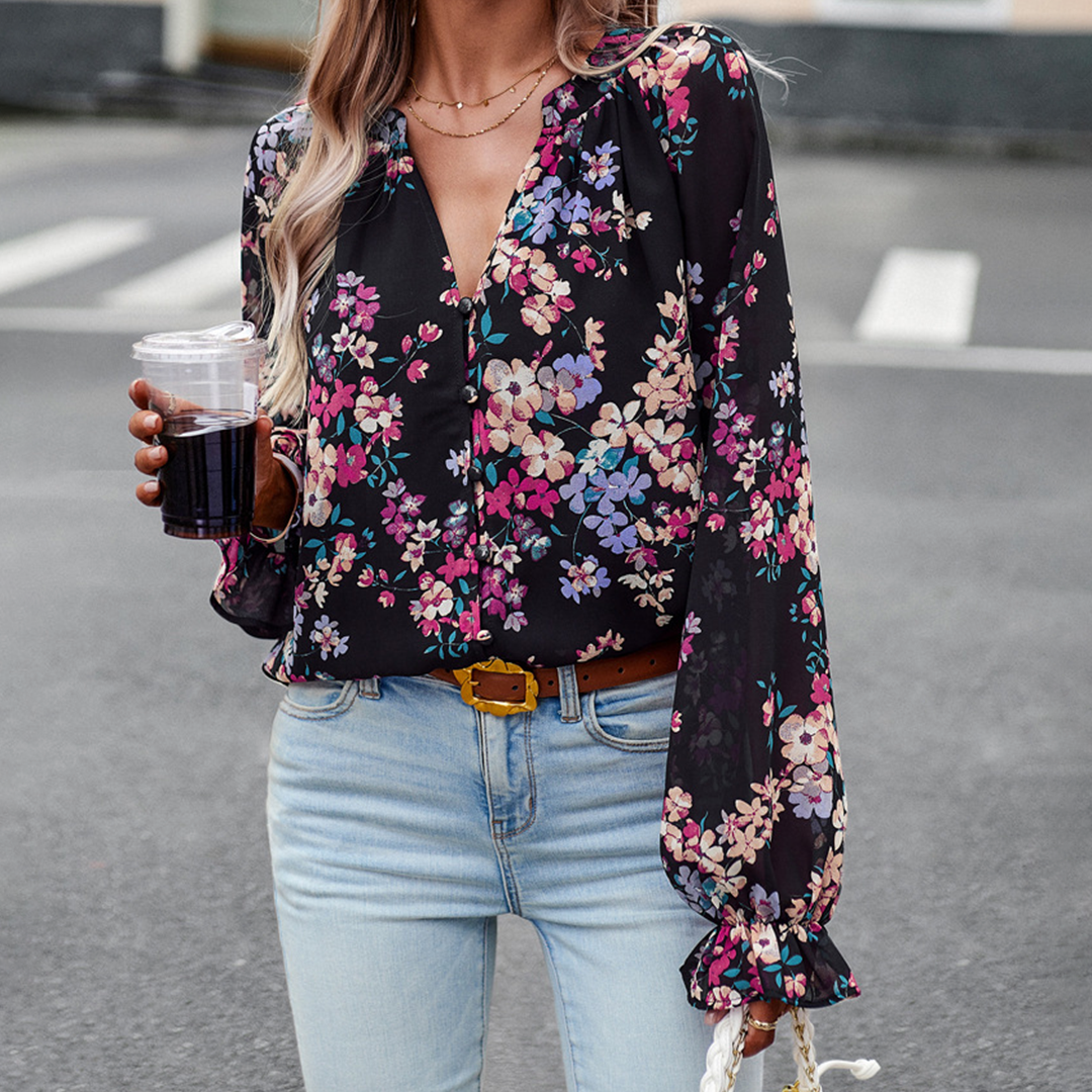 Yra | Zomer Bloemenprint Blouse in de kleur Zwart voor in stijl ideaal voor de lente.
