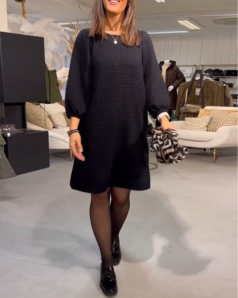 Elegante effen jurk in de kleur Zwart voor dames in stijl ideaal voor de herfst.
