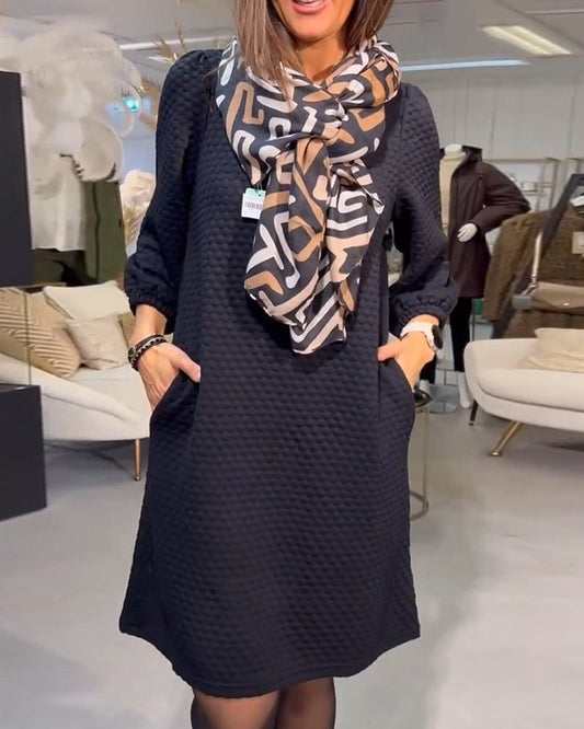 Elegante effen jurk in de kleur Zwart voor dames in stijl ideaal voor de herfst.